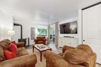 Stunning Newly Renovated Condo - Walk to Beach Pool & Heavenly Ski Resort - B&B South Lake Tahoe