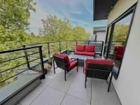 Bright and Convenient Renfrew Collingwood 2 bed 2 bath - Bed and Breakfast Vancouver