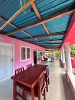 Bunaken Dolphin Pink Homestay - B&B Bunaken