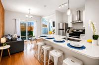 Jennifer's Stylish Apt Private Deck Backyard Oasis - B&B Providence