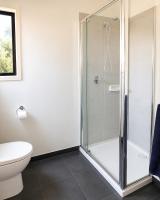 Modern family beach escape, easy walk to beach - Ferienwohnung Sandy Point