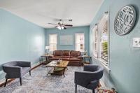 M Avenue Trio Whole Historic Triplex Sleeps 19 Walk to Galveston Beach - Chambres d'hôtes Galveston