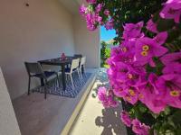 Prostrani apartman pješice do plaže, parking, terasa s mediteranskim biljem - Chambres d'hôtes Kutleše