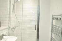 Sleeps 5 guest private parking at City Centre - B&B Birmingham