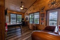 LOCATION! 3 Minutes to Parkway, Game Room, Hot Tub, Wi-Fi, Views, EZ Roads! - Chambres d'hôtes Pigeon Forge