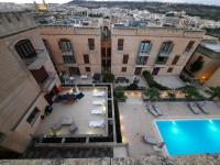 Spacious Poolside Apartment with Patio 11A2S - Bed and Breakfast Għajnsielem