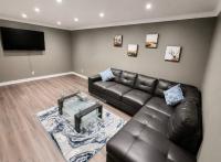 Elegant 3BR Townhome with Lounge, Parking - B&B Vaudreuil-Dorion