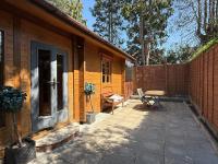 Finnish Cabin Retreat with Private Sunny Terrace - B&B Shepton Mallet