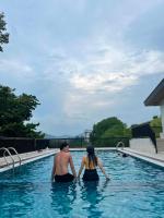 Noir Suites by Cloud & Rey Staycation Rentals - Bed and Breakfast Roxas City
