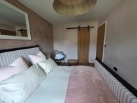 Olive & Ember - 1 Bed with private garden - B&B Hythe