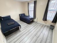 3 Bed House Long Stays Fast Wi-Fi & Parking - Bed and Breakfast Bedford