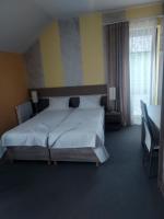 Dreibettzimmer mit Poolblick