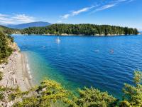 Waterfront Room with Private Bath and Deck Near Marina, Private Beach Access - Chambres d'hôtes Gibsons