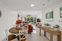 Spacious & Cozy 2BR Apt with Parking, Balcony & WiFi - Ferienwohnung Brisbane