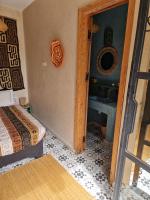 Zimmer mit Kingsize-Bett und Poolblick