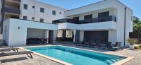 Villa Story, with heated pool - B&B Privlaka