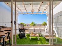 Beachside Bliss Walk to Nobbies Arcade and Surf - Bed and Breakfast Gold Coast