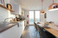 Modern & Spacious 2BED Apartment by Old Trafford - Bed and Breakfast Manchester