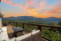 Mountain Retreat Near Downtown with Hot Tub & Views - B&B Gatlinburg