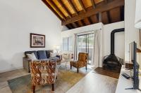 Adventure awaits no matter the season at this Lakeland Village studio with loft - Chambres d'hôtes South Lake Tahoe