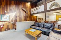 Lakefront Oasis Near the Slopes w Shared Pool & Hot Tub Beach Access & WiFi - Bed and Breakfast South Lake Tahoe