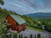 Cabin with Mountain Views, Hot Tub, Sauna, Fire Pit & Games - Bed and Breakfast Gatlinburg