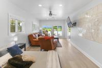 Private Luxury Pool House Retreat - Bed and Breakfast Lake Charles
