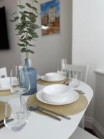 Luxury Seafront Apartment - Private Onsite Parking - B&B Deal