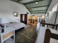 Charming Large Family Room with Private Garden in Polokwane - B&B Polokwane
