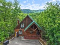 Mountain View Cabin with Hot Tub, Theater & Pool - Chambres d'hôtes Pigeon Forge
