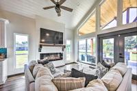 Waterfront 3BR Lakehouse with Hot Tub - Bed and Breakfast Trinidad