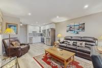 Woodsy condo near skiing with beach access pool hot tub & WiFi - Chambres d'hôtes South Lake Tahoe