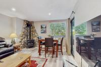 Woodsy condo near skiing with beach access pool hot tub & WiFi - Bed and Breakfast South Lake Tahoe