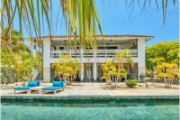 Villa Vierkant with a quiet location a private pool and an extra spacious outdoor area - B&B Kralendijk