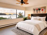 Oceanfront Escape with Private Bath and Beach Access - B&B Gibsons