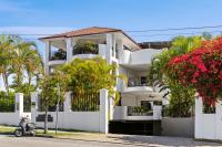 Bright 2BR Apt with Parking, Balcony & WiFi - B&B Brisbane