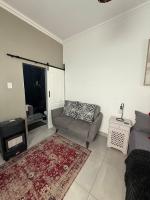 Cozy Sandton Cottage - In the Heart of Sandton - Bed and Breakfast Johannesburg