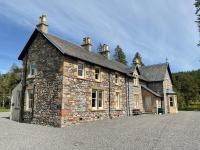 Stunning Victorian Lodge with 3 bedrooms near Inverness sleeps upto 6 The West Wing at Inverarnie Lodge - B&B Tordarroch