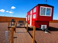 Romantic Tiny home with private deck - B&B Apple Valley