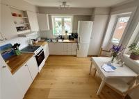 Sunny Central Kungshamn Apartment with 3 Balconies - B&B Kungshamn