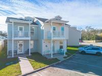 Two King Suites - POOL - Short Walk to the Beach - Bed and Breakfast Gulfport