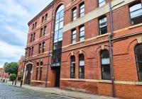 Chic Industrial Loft-Style Apartment, Central Leeds - B&B Leeds