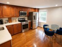 Modern 2 Bed 2 Bath Walk to Beach and Train 15 min Airport 25 min to Salem - Bed and Breakfast Revere