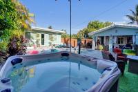 Caribbean Paradise Retreat Private Pool, Outdoor Kitchen & Jacuzzi - B&B Fort Lauderdale