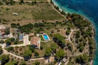 Villa Avola in Bol Exclusive Beach Access - Bed and Breakfast Bol