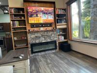 Rustic Beach House w Views & Private Beach - B&B Sekiu