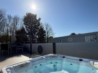 The Retreat 1 - Hot tub Lodge, pet friendly, WiFi & bed linen- Golden Palm Resort - Meadow Lakes Caravan & Lodge Hire - Chambres d'hôtes Chapel Saint Leonards
