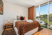Mid-Century Suite Kangaroo Point - 1BR Apartment, Walk to CBD, River & The Gabba - Ferienwohnung Brisbane