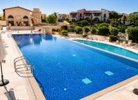 Luxury 2BR in Aphrodite Hills Shared Pool & Golf Views - Chambres d'hôtes Kouklia
