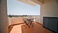 2BR Beachside Escape, Short 7-Min Walk to Shore - B&B Larnaka